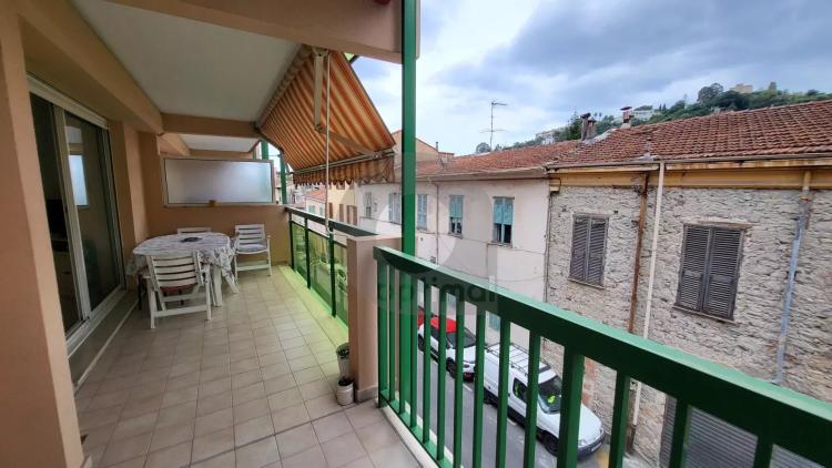 Menton Bas-Borrigo - grand 2 Pièces avec terrasse, garage et cave.