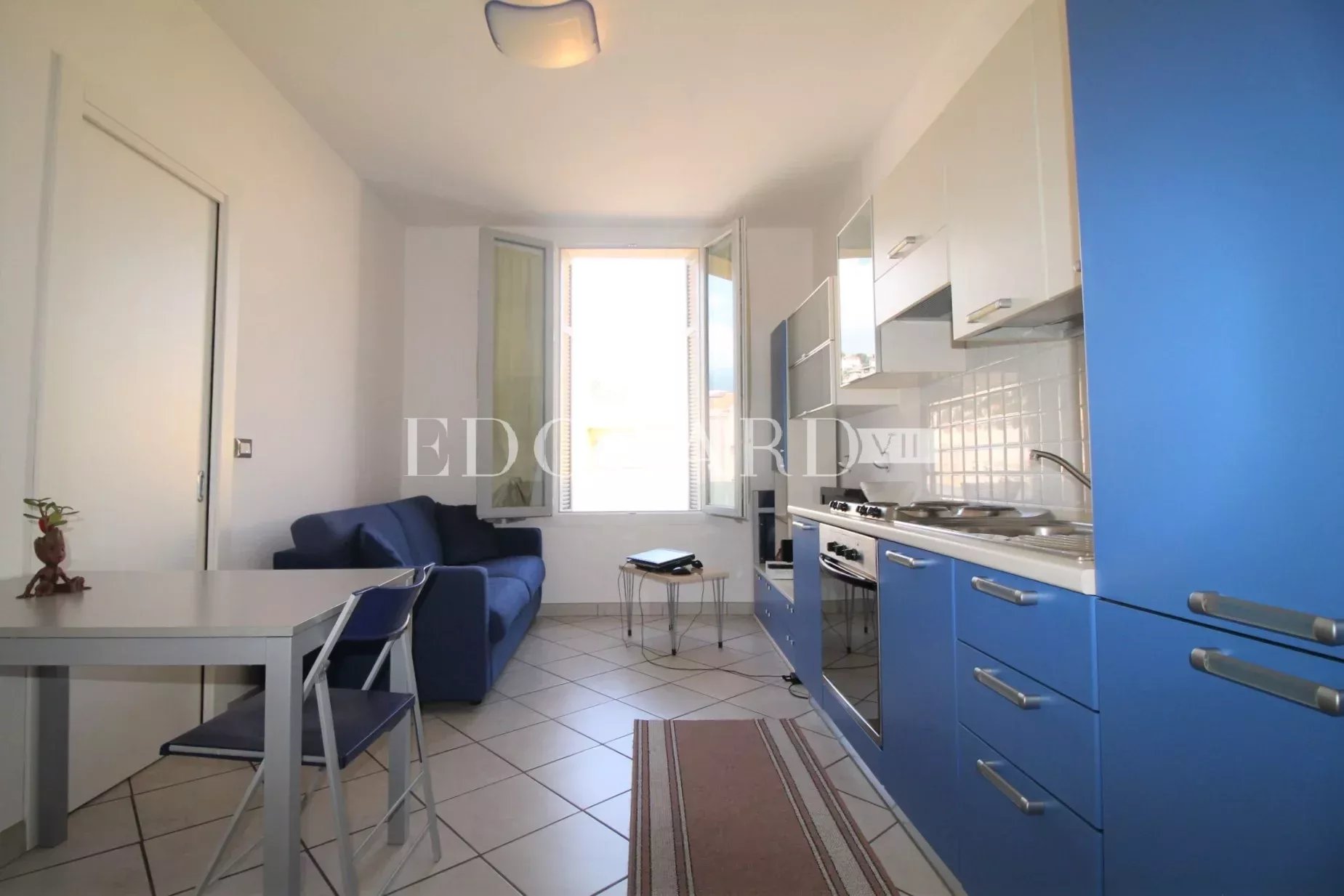 En exclusivité deux pièces en bon état dans magnifique immeuble bourgeois en plein centre de Menton