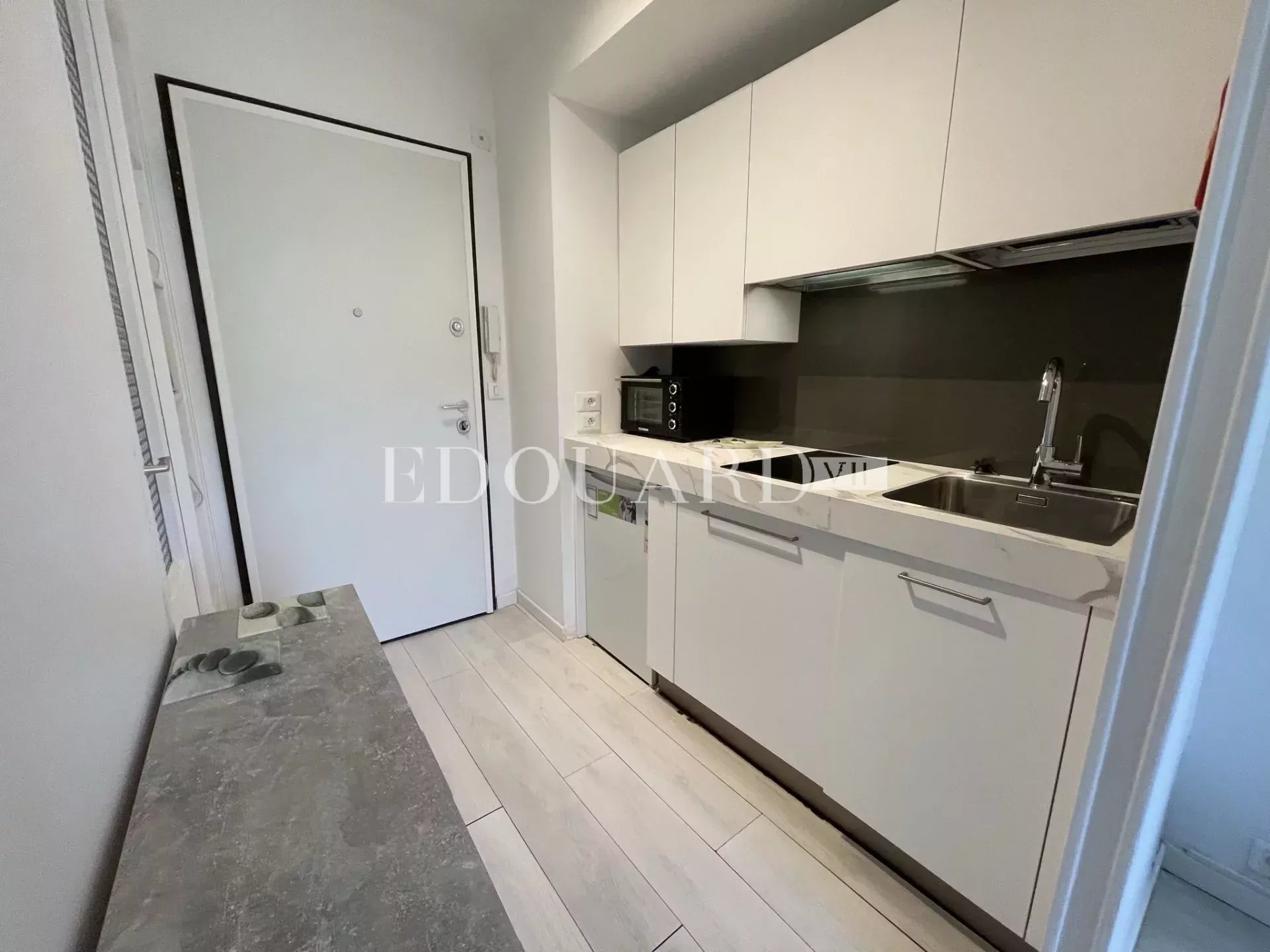 En exclusivité studio avec échappée mer, dans magnifique immeuble bourgeois en plein centre de Menton