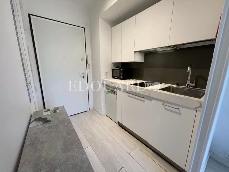 En exclusivité studio avec échappée mer, dans magnifique immeuble bourgeois en plein centre de Menton