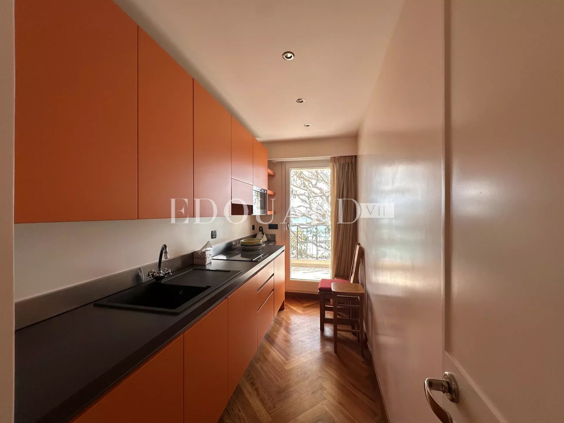 Dans résidence de luxe, deux pièces avec grande terrasse, belle vue mer, cave et parking en sous-sol