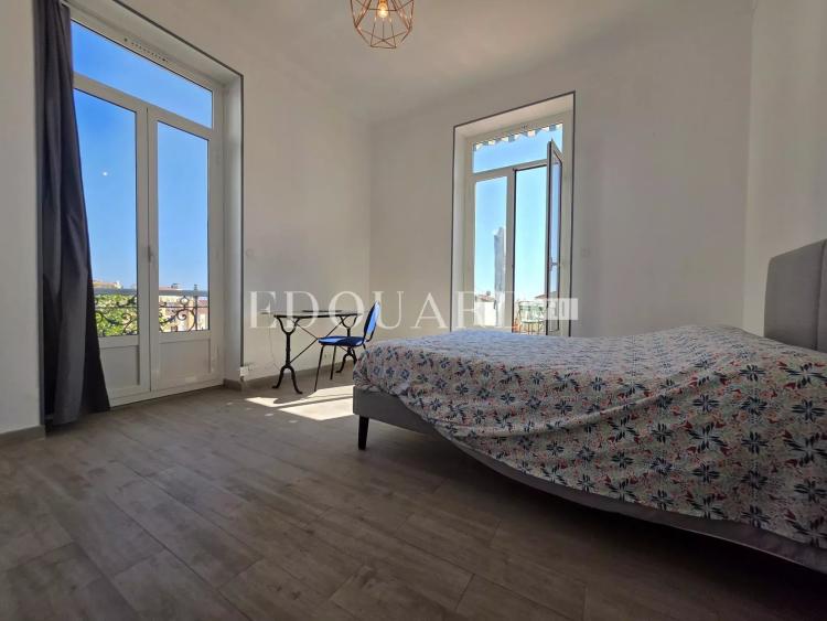 En exclusivité trois pièces à vendre avec splendide terrasse et agréable vue panoramique jusqu’à la mer