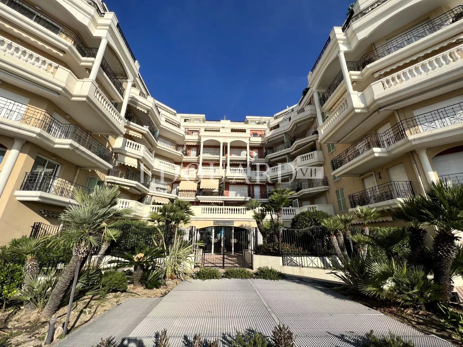Deux pièces en bon état avec terrasse et belle vue mer, dans prestigieux immeuble face aux plages