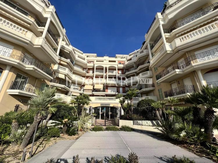 Deux pièces en bon état avec terrasse et belle vue mer, dans prestigieux immeuble face aux plages