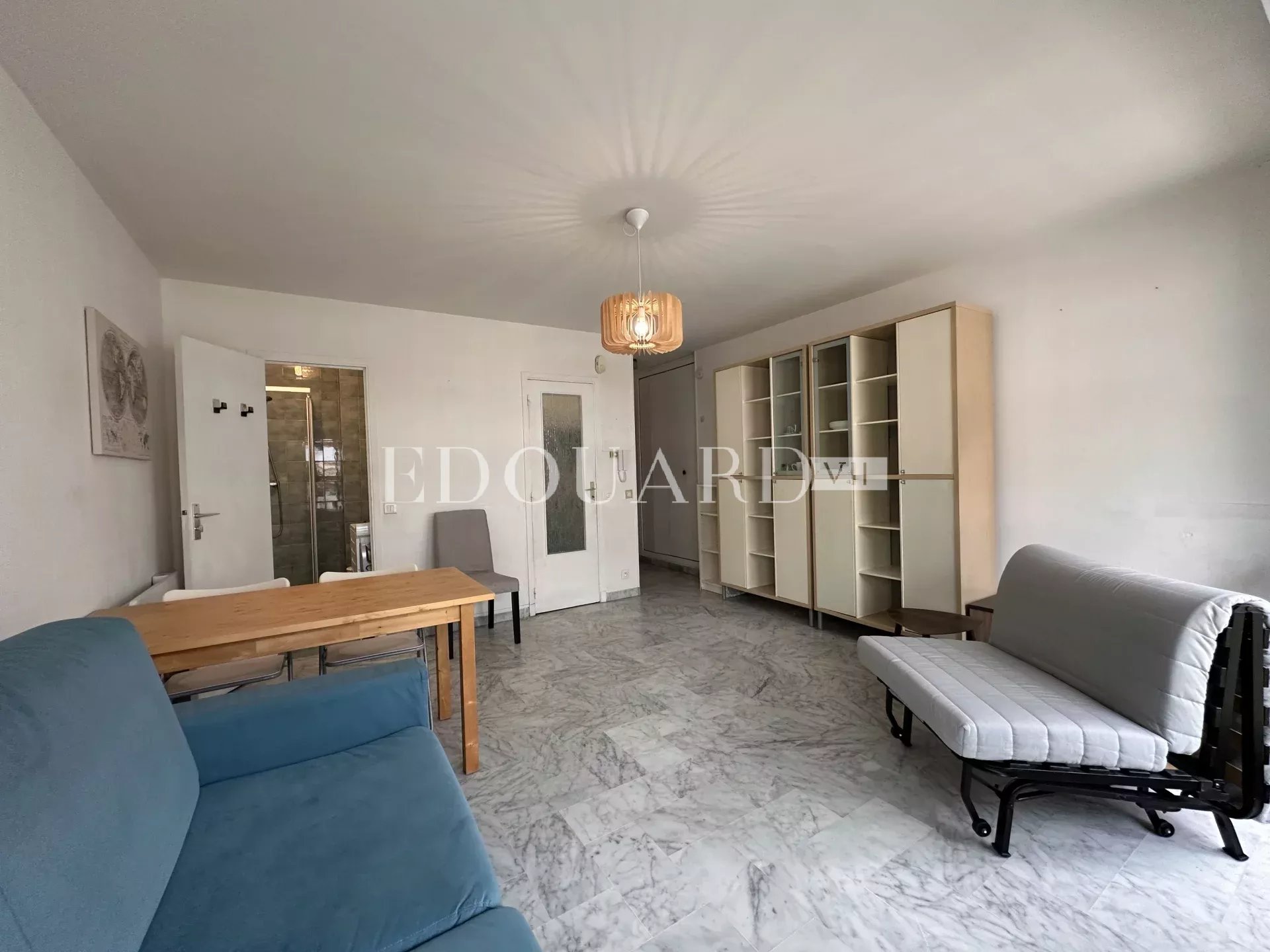 En exclusivité studio avec balcon, au quatrième étage d'un immeuble de standing avec conciergerie