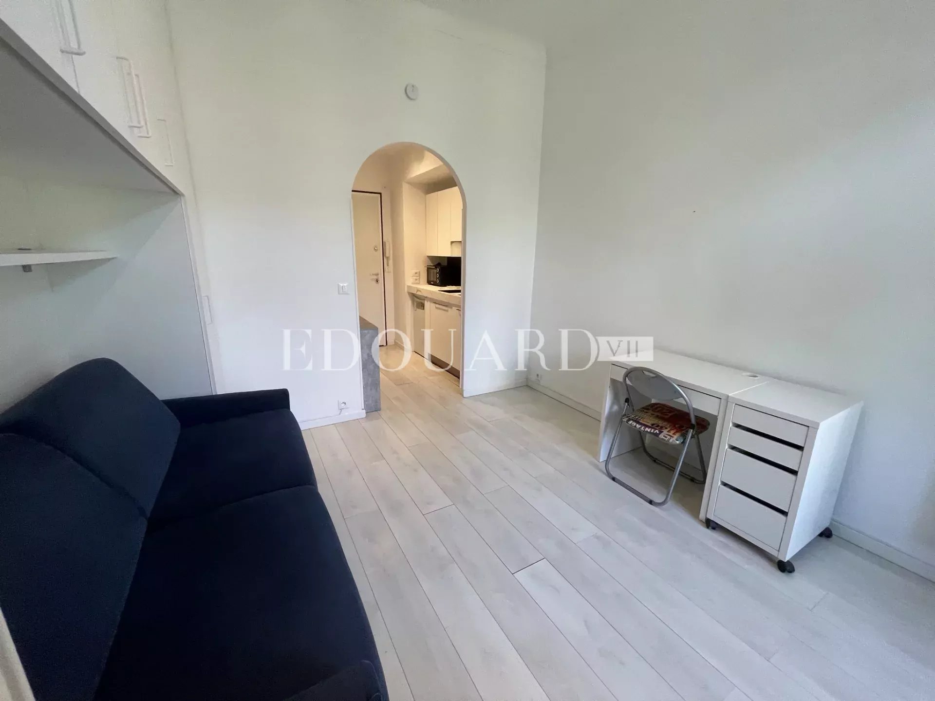 En exclusivité studio avec échappée mer, dans magnifique immeuble bourgeois en plein centre de Menton