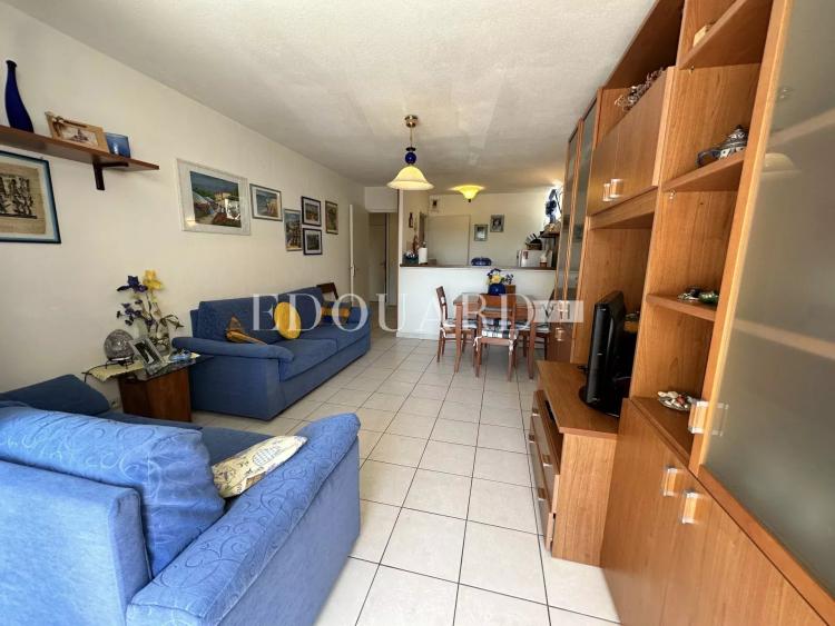 En exclusivité deux pièces en très bon état avec terrasse et cave, au troisième étage d’un immeuble récent