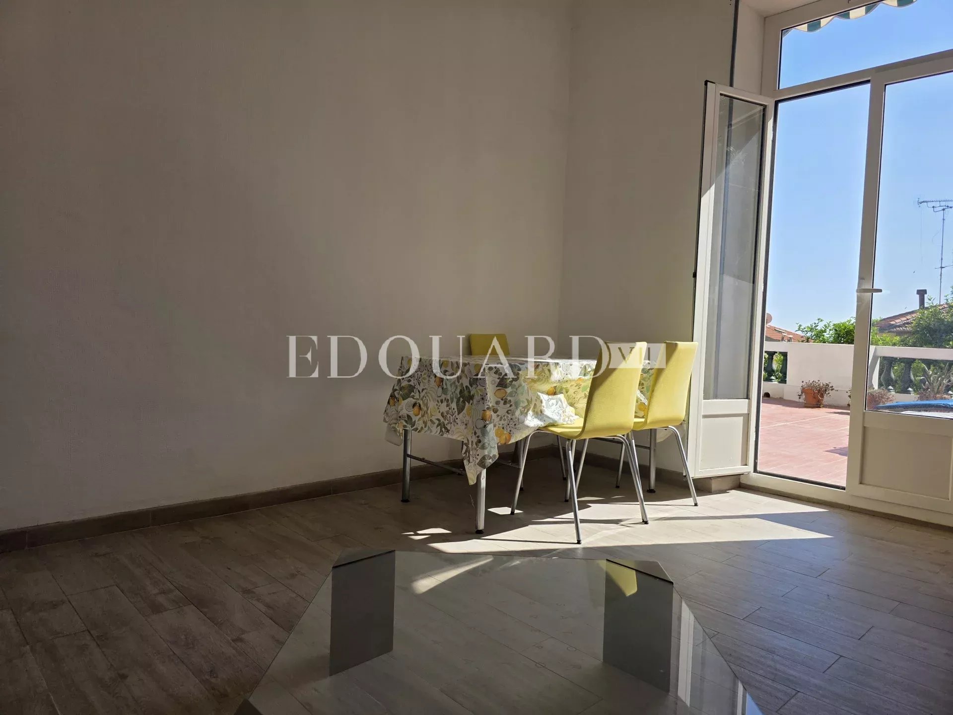 En exclusivité trois pièces à vendre avec splendide terrasse et agréable vue panoramique jusqu’à la mer