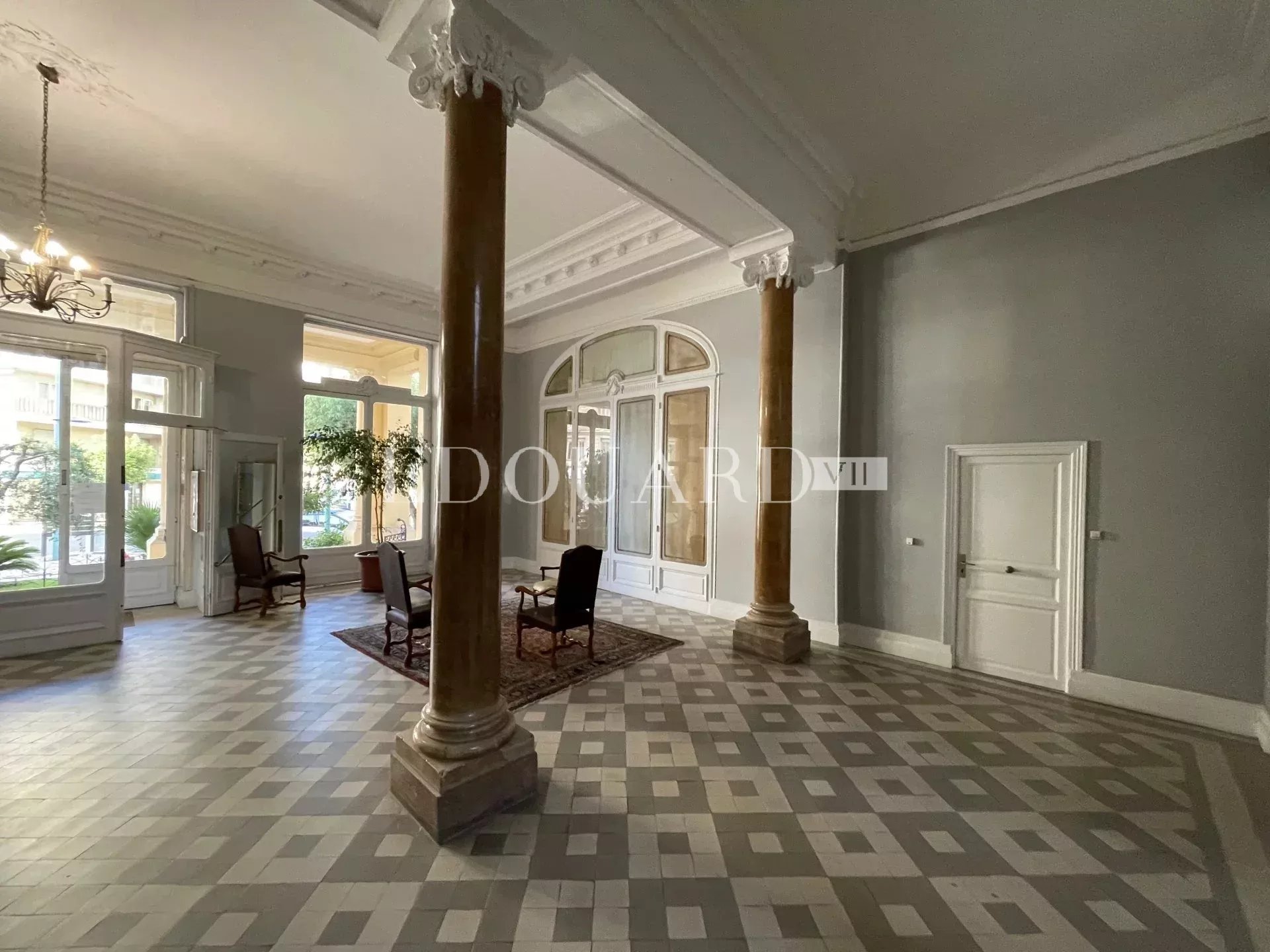 En exclusivité studio avec échappée mer, dans magnifique immeuble bourgeois en plein centre de Menton