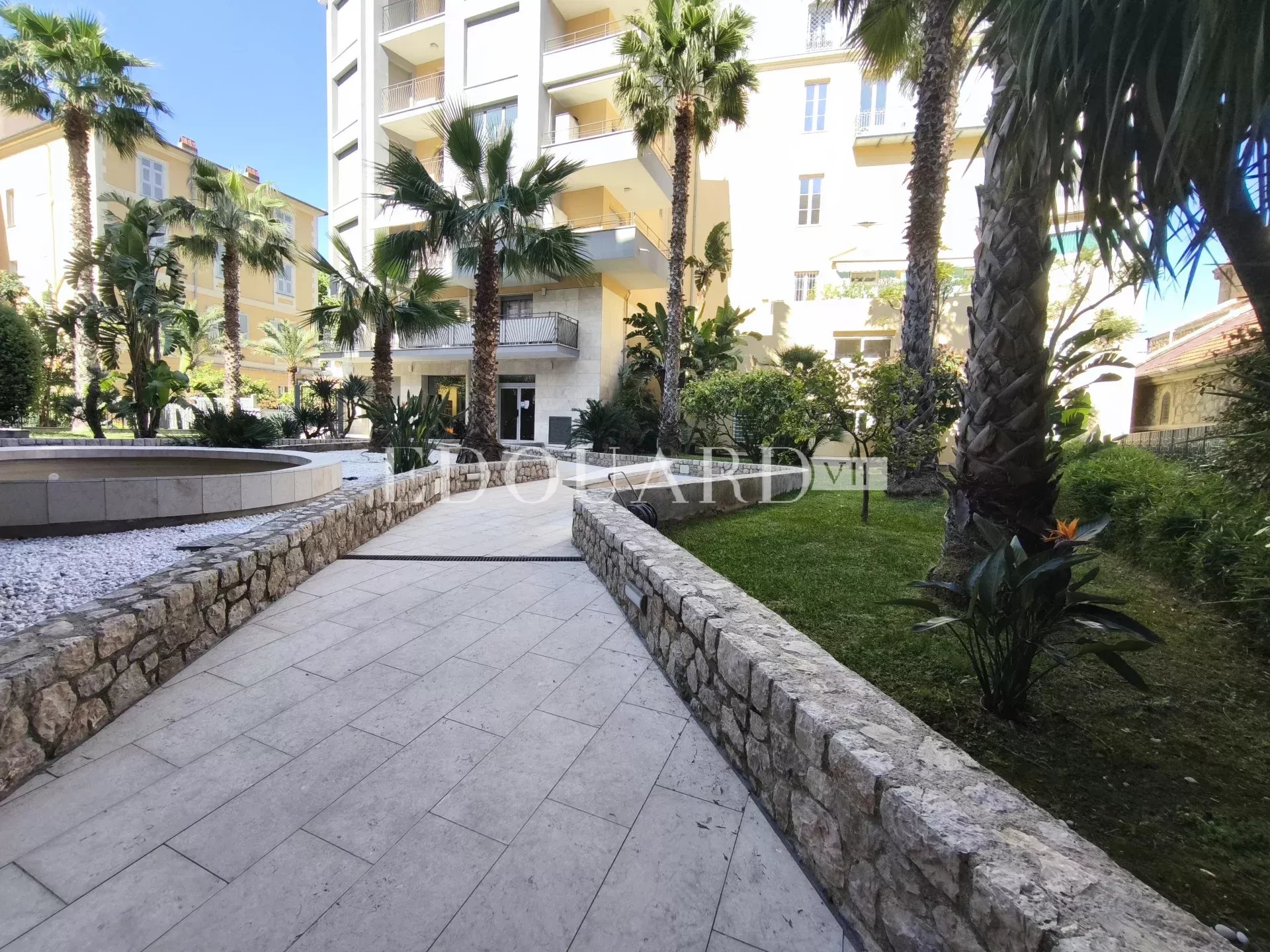 Studio avec terrasse et cave, au cinquième étage d'un immeuble récent dans le carré d'or de Menton