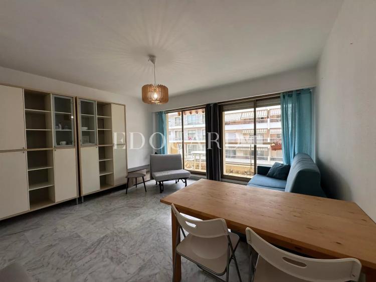 En exclusivité studio avec balcon, au quatrième étage d'un immeuble de standing avec conciergerie