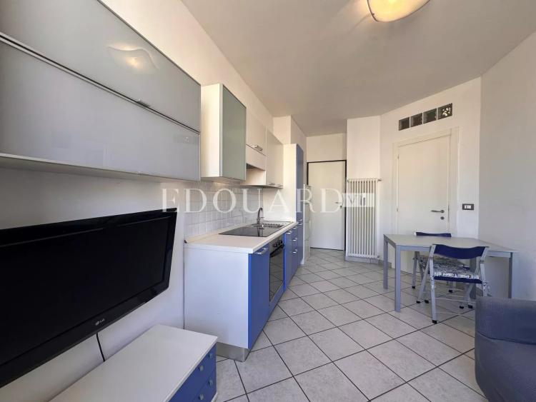 En exclusivité deux pièces en bon état dans magnifique immeuble bourgeois en plein centre de Menton