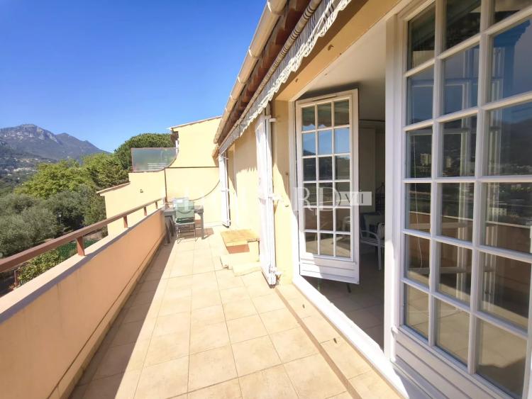 Dans le quartier du Riviera, à vendre grand studio en dernier étage avec terrasse, cave et garage