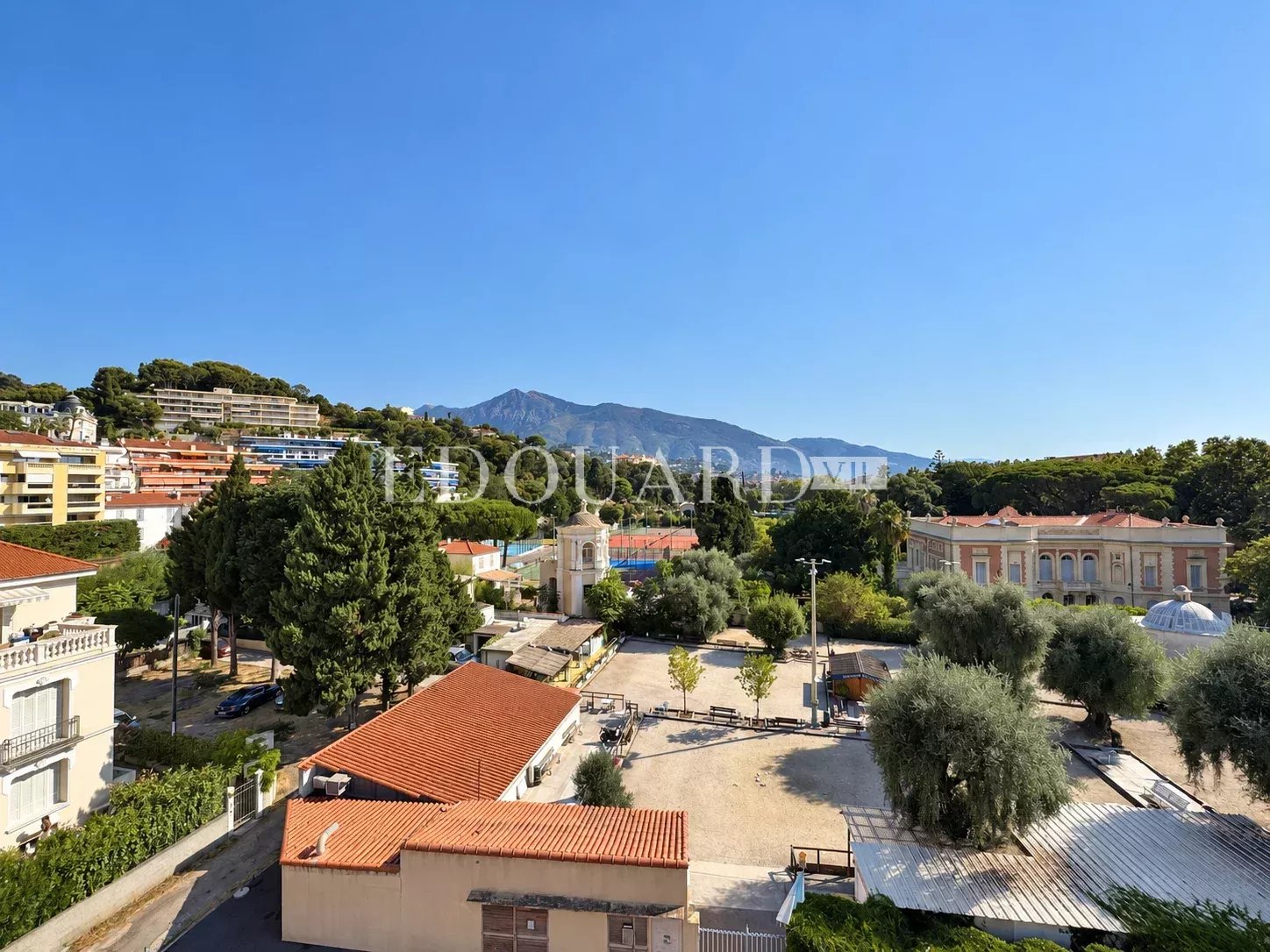 En exclusivité trois pièces à vendre avec terrasse, belle vue dégagée et garage