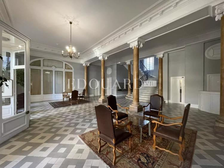 En exclusivité studio en très bon état, dans magnifique immeuble bourgeois avec conciergerie