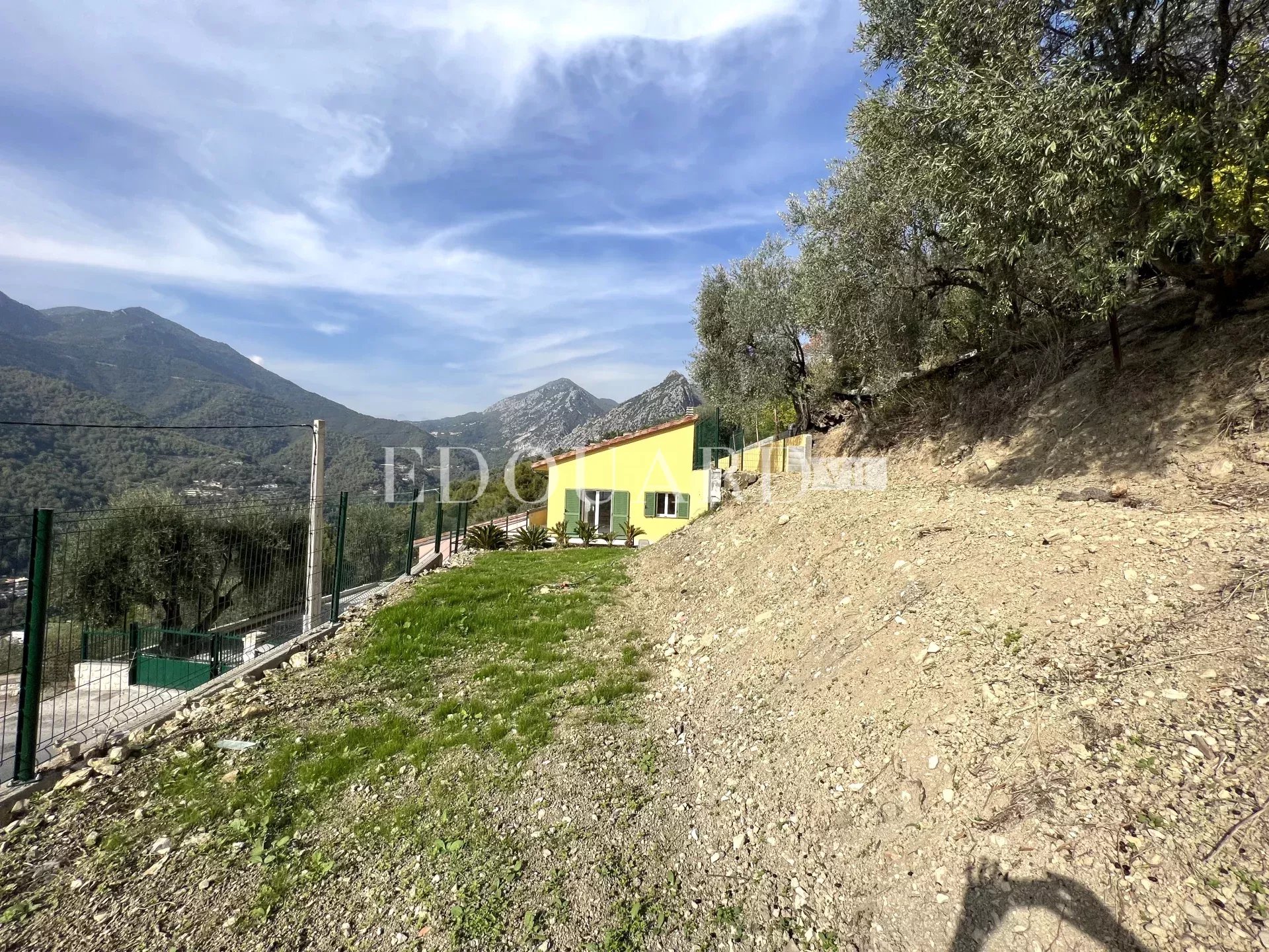 Maisons jumelées en cours de rénovation avec vaste terrain, spacieuses terrasses et belle vue panoramique. Exclusivité