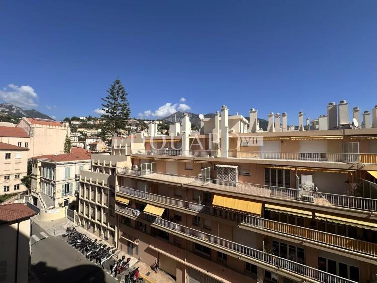 En exclusivité deux pièces en bon état dans magnifique immeuble bourgeois en plein centre de Menton