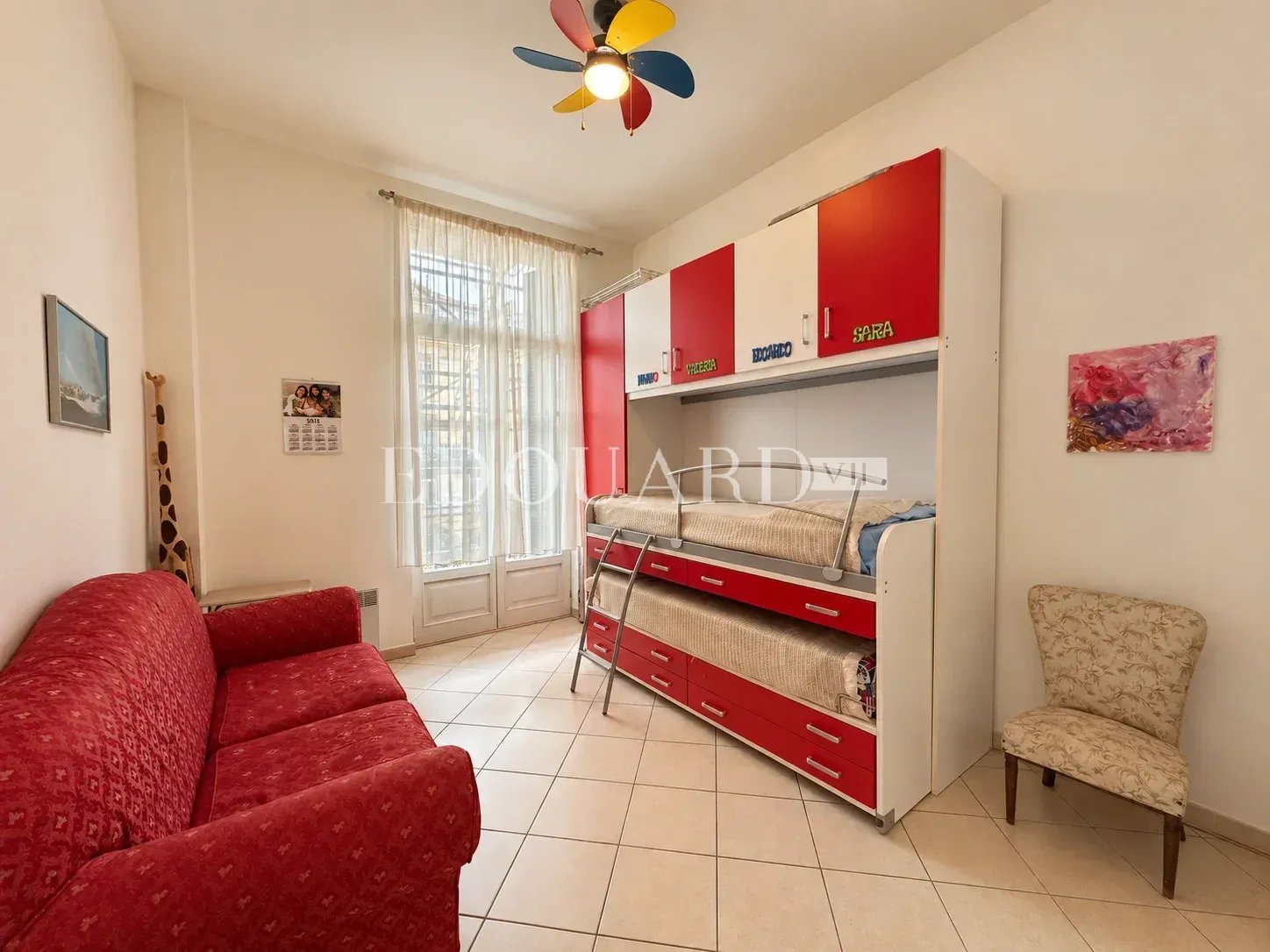 Charmant trois pièces à louer, au premier étage d'un magnifique immeuble classé dans le centre de Menton