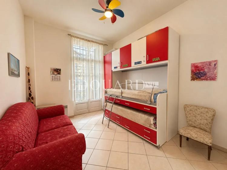 Charmant trois pièces à louer, au premier étage d'un magnifique immeuble classé dans le centre de Menton