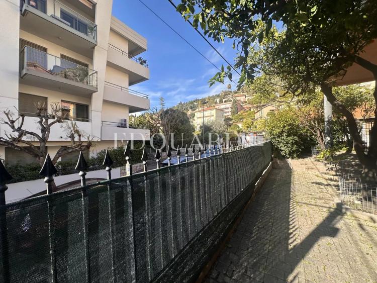 Trois pièces à vendre avec grande terrasse, au cœur du splendide quartier résidentiel de Garavan, exclusivité