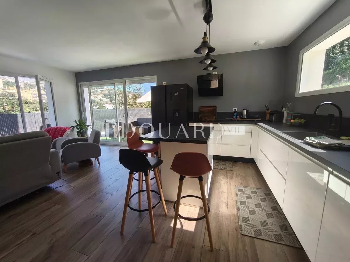 Maison individuelle récente, construite sur 1.200 m² de terrain plat, avec piscine hors sol et 30 m² de garage