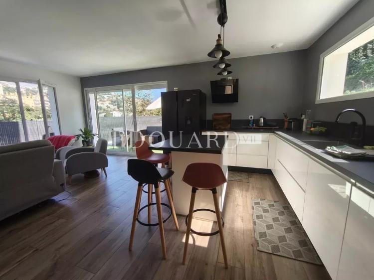 Maison individuelle récente, construite sur 1.200 m² de terrain plat, avec piscine hors sol et 30 m² de garage