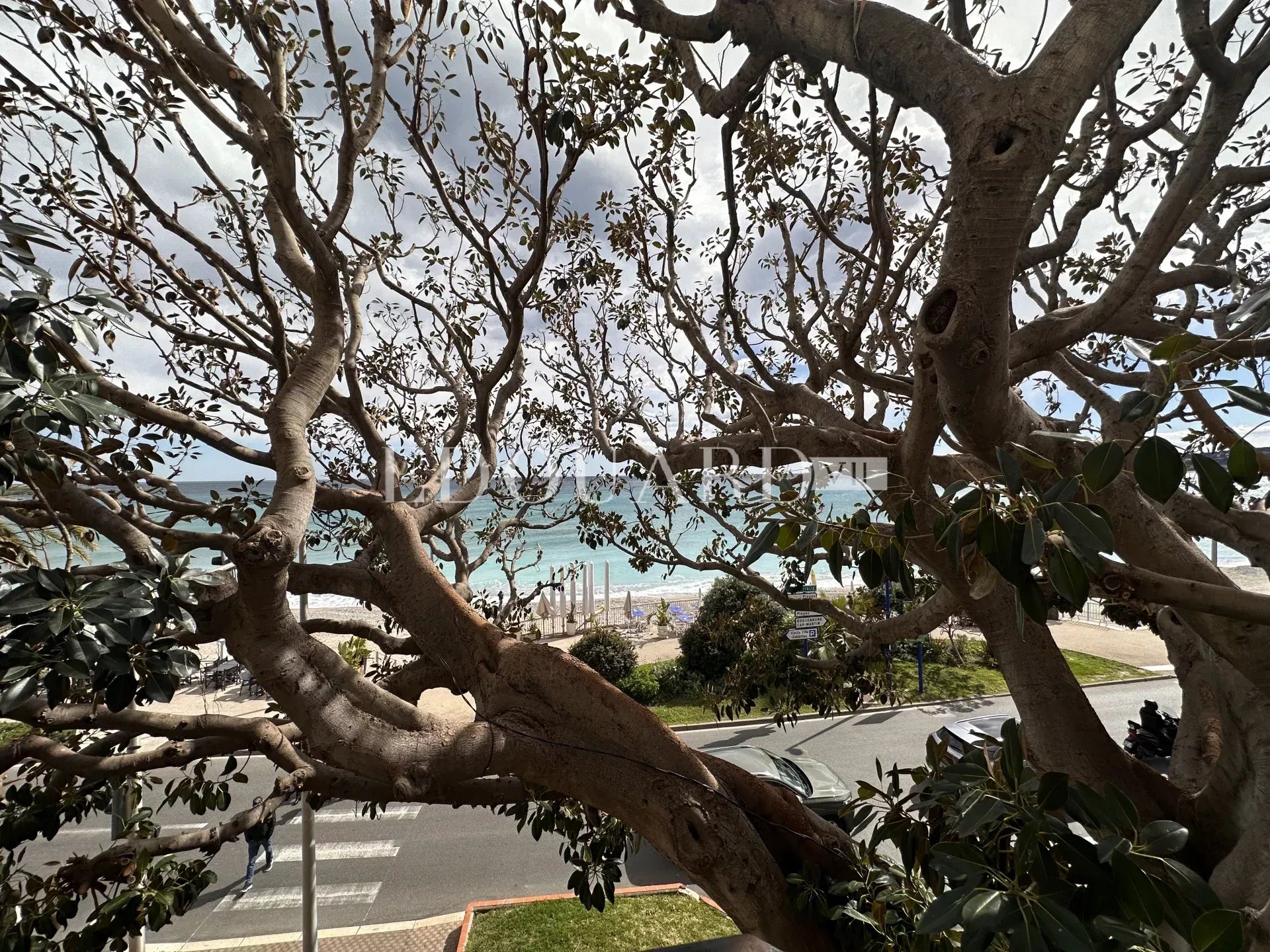 Dans résidence de luxe, deux pièces avec grande terrasse, belle vue mer, cave et parking en sous-sol