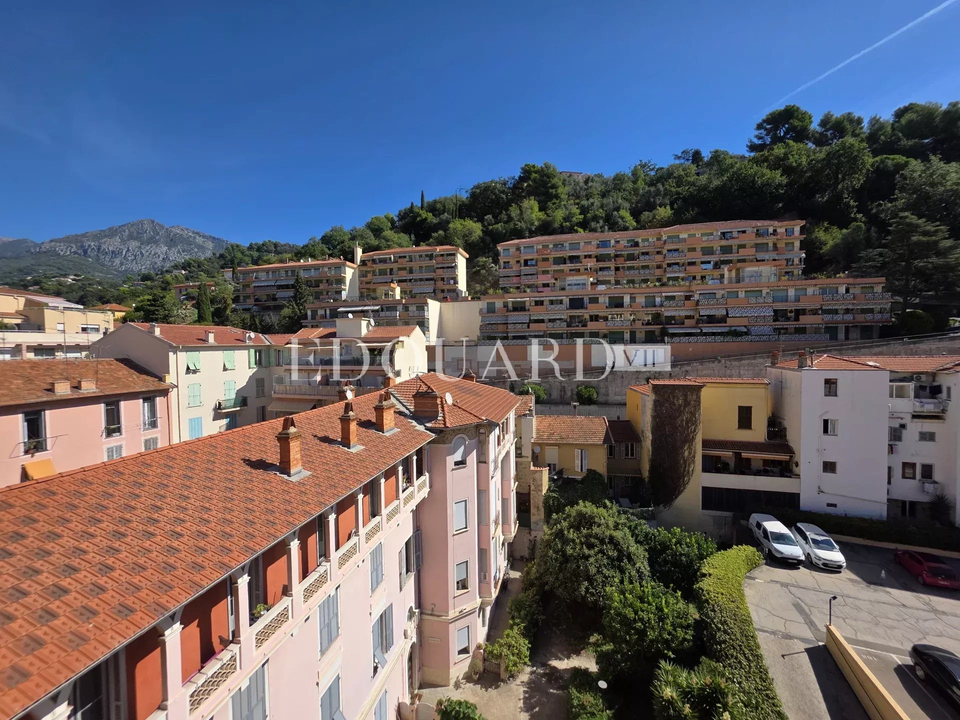 Deux pièces finement rénové avec terrasse, au sixiéme étage d’un bel immeuble contemoporain