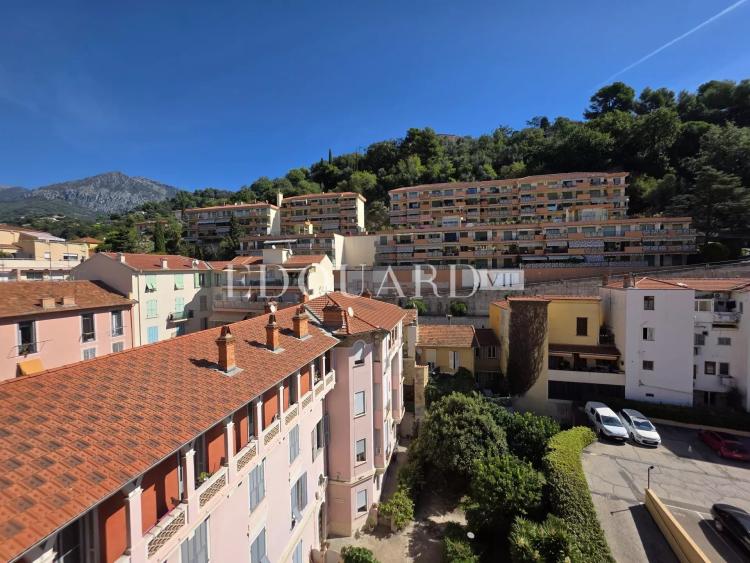 Deux pièces finement rénové avec terrasse, au sixiéme étage d’un bel immeuble contemoporain