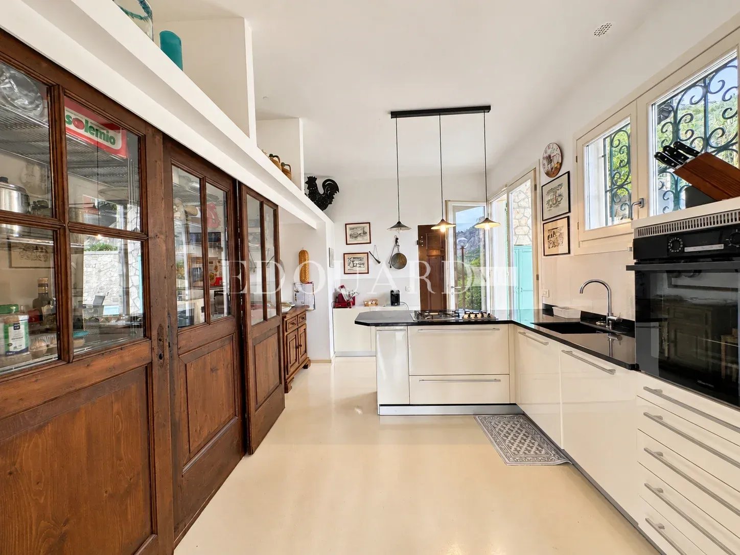 Magnifique haut de villa avec terrasse, splendide vue mer panoramique, jardin, piscine et garage