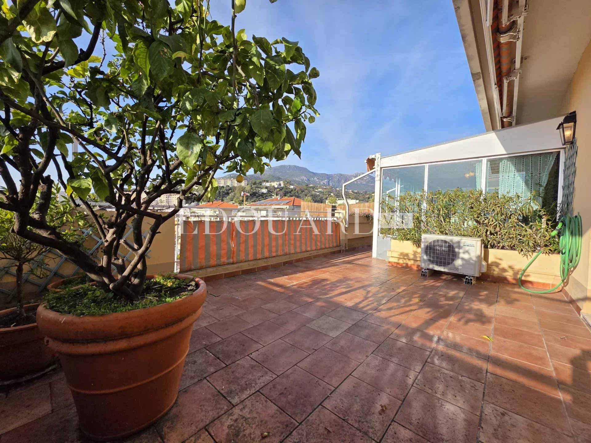 Cinq pièces en dernier étage avec vaste terrasse, belle vue mer et montagnes, cave et garage