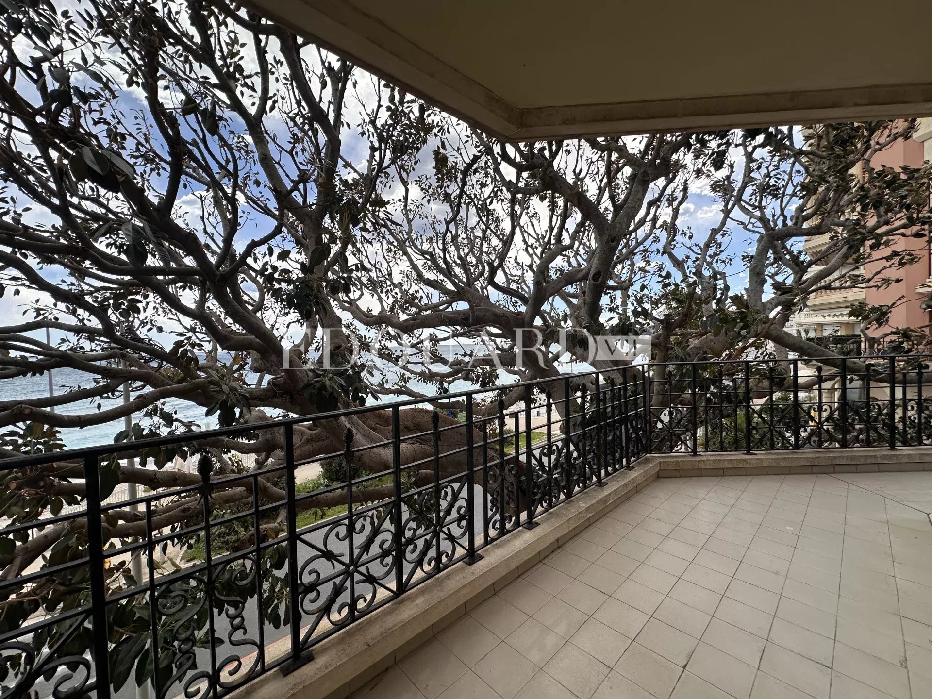 Dans résidence de luxe, deux pièces avec grande terrasse, belle vue mer, cave et parking en sous-sol