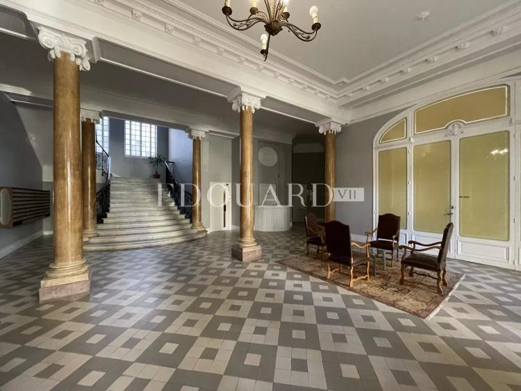 En exclusivité studio en très bon état, dans magnifique immeuble bourgeois avec conciergerie
