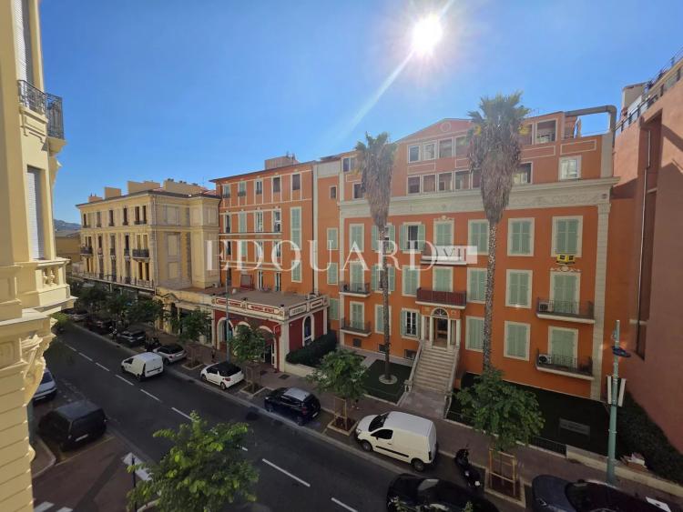 En exclusivité studio en très bon état, dans magnifique immeuble bourgeois avec conciergerie