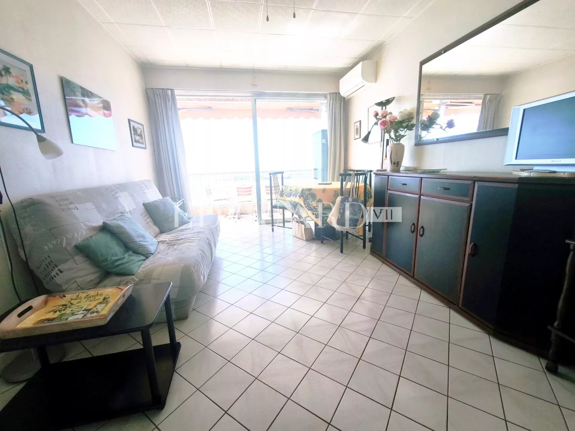 En exclusivité grand studio en dernier étage avec splendide vue mer, idéalement situé face aux plages