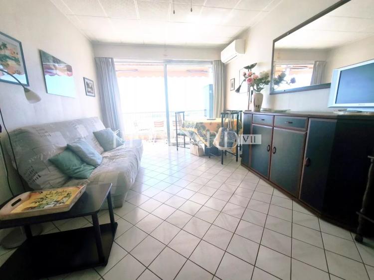 En exclusivité grand studio en dernier étage avec splendide vue mer, idéalement situé face aux plages