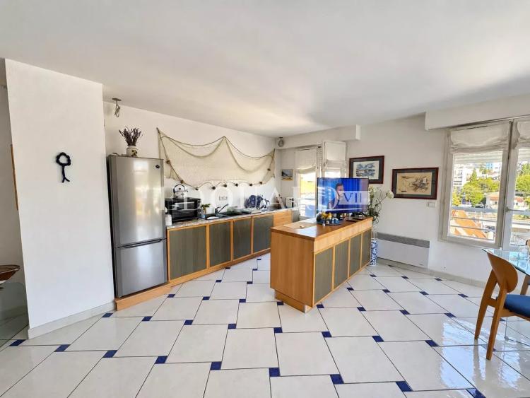 En exclusivité trois pièces à vendre avec terrasse, belle vue dégagée et garage