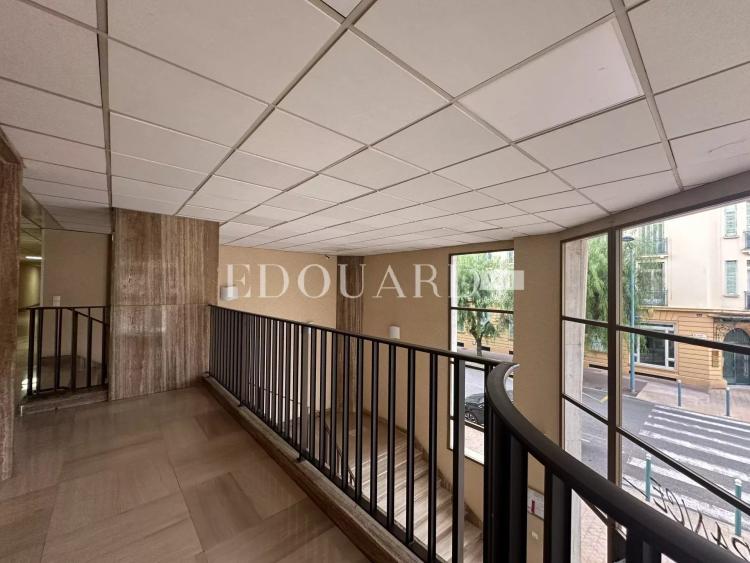 En exclusivité studio avec balcon, au quatrième étage d'un immeuble de standing avec conciergerie