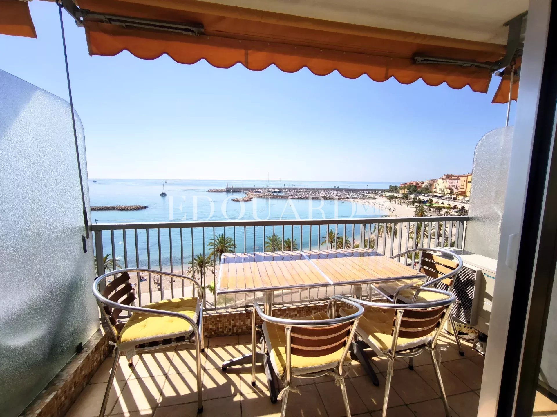 En exclusivité grand studio en dernier étage avec splendide vue mer, idéalement situé face aux plages