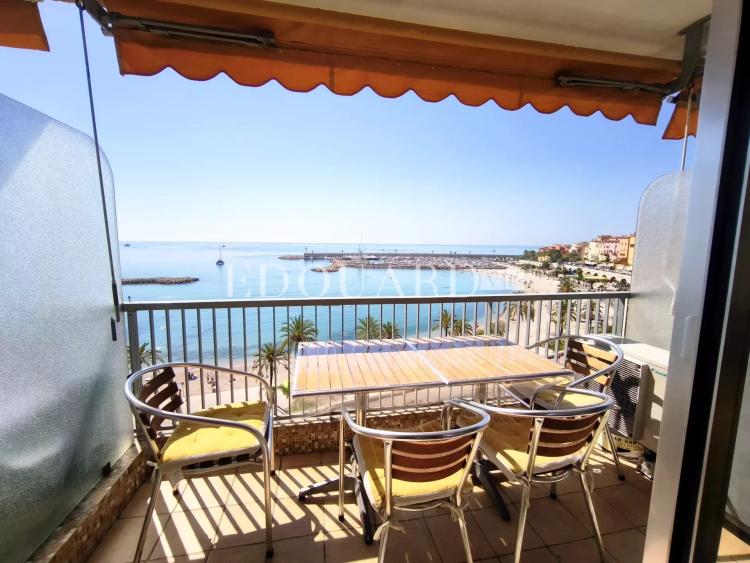 En exclusivité grand studio en dernier étage avec splendide vue mer, idéalement situé face aux plages