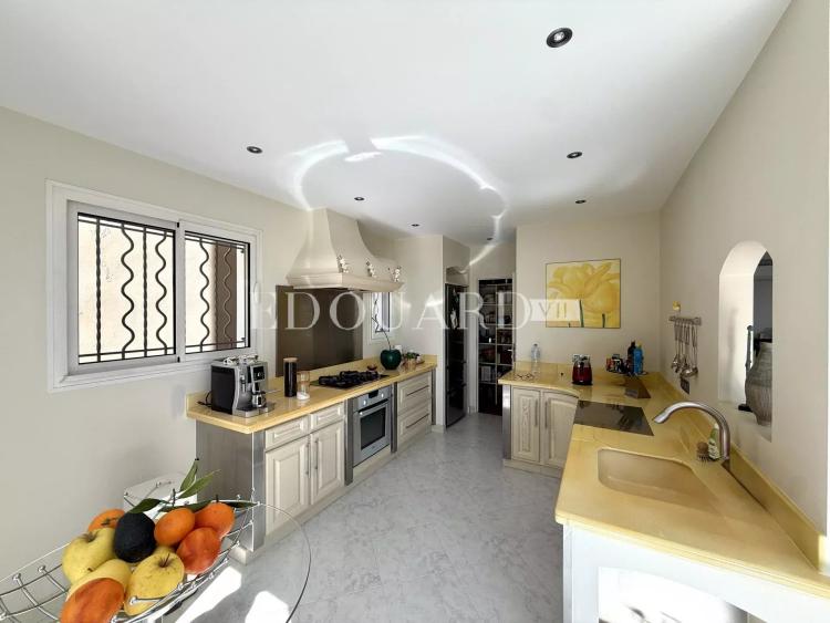 Maison d’exception à vendre à Menton Borrigo avec bassin chauffé, vaste terrasse et belle vue mer panoramique