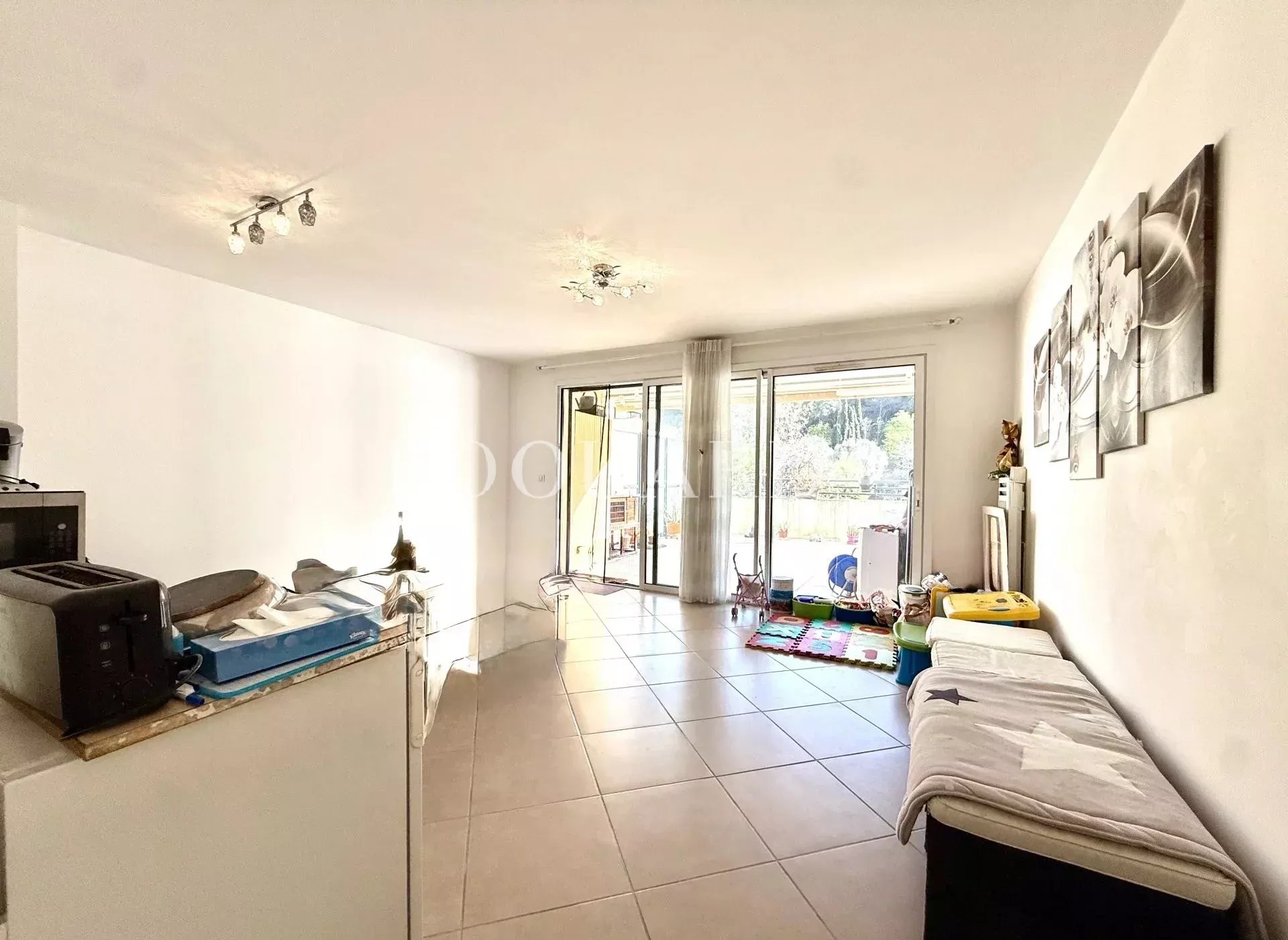 Sur la commune de Gorbio, deux pièces avec grande terrasse dans immeuble moderne avec piscine