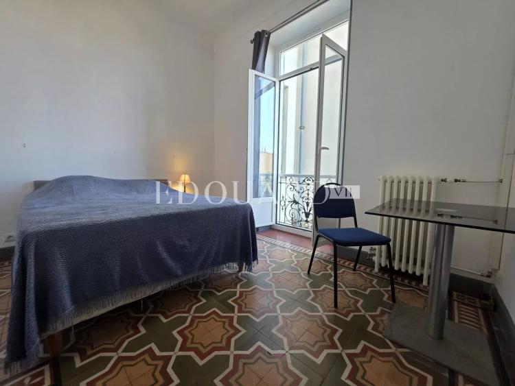 En exclusivité trois pièces à vendre avec splendide terrasse et agréable vue panoramique jusqu’à la mer