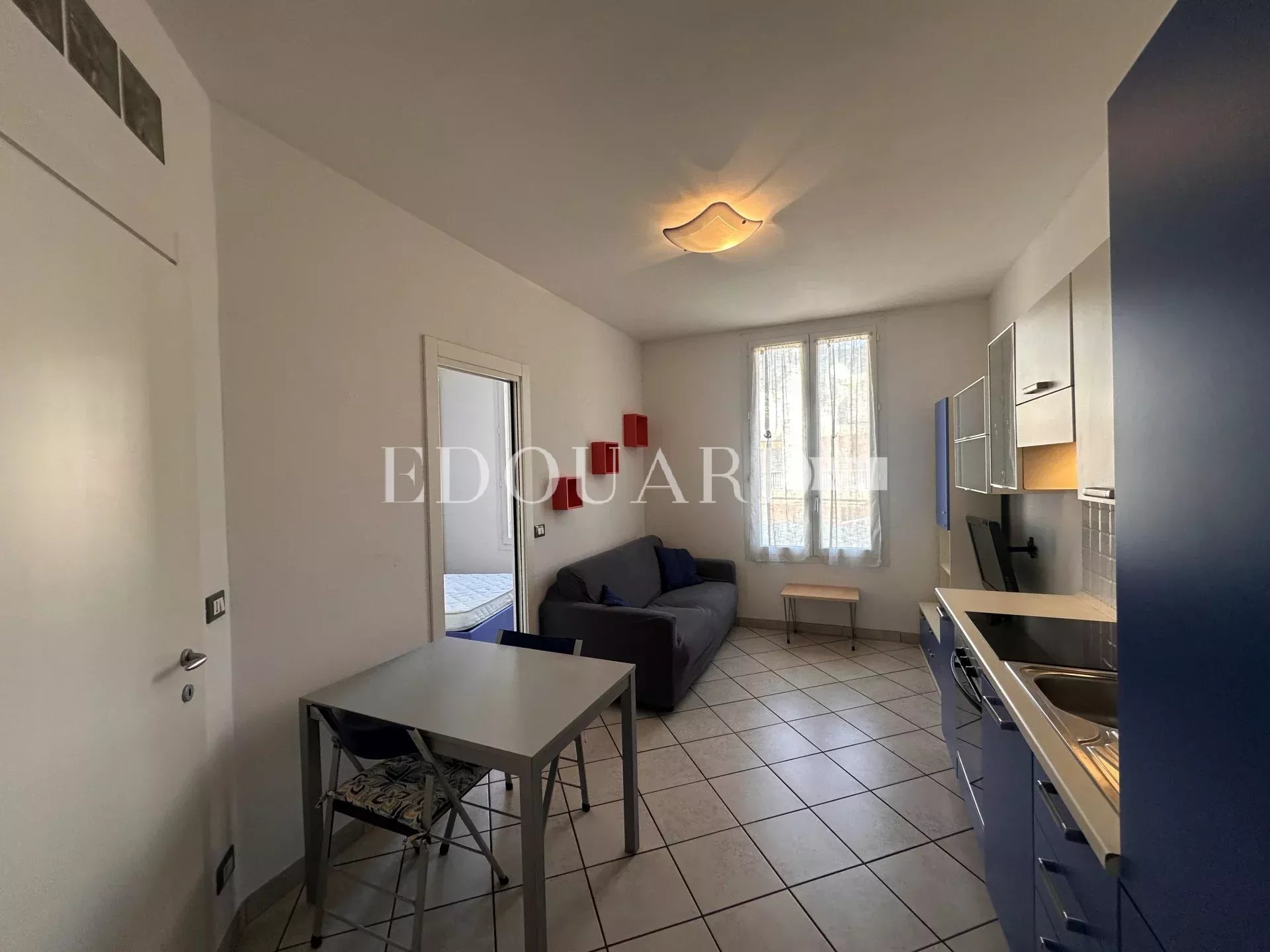 En exclusivité deux pièces en bon état dans magnifique immeuble bourgeois en plein centre de Menton