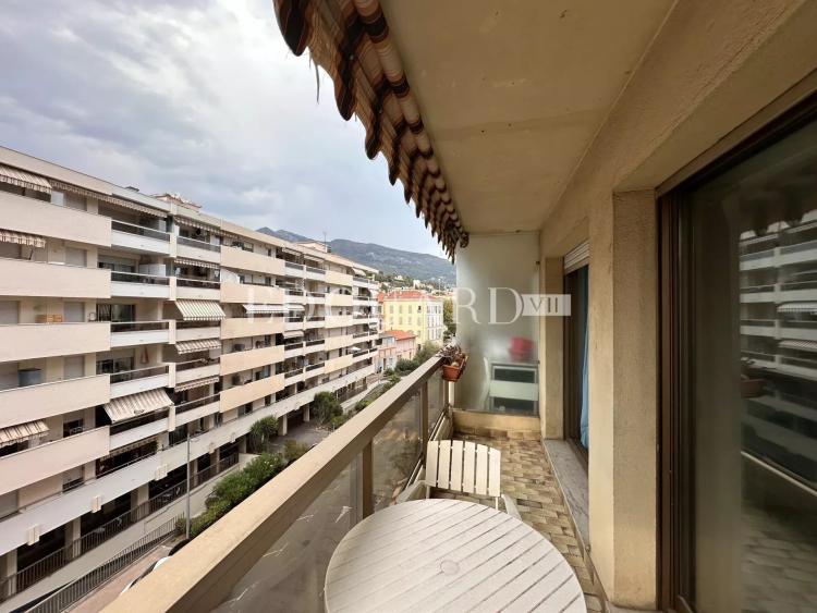 En exclusivité studio avec balcon, au quatrième étage d'un immeuble de standing avec conciergerie