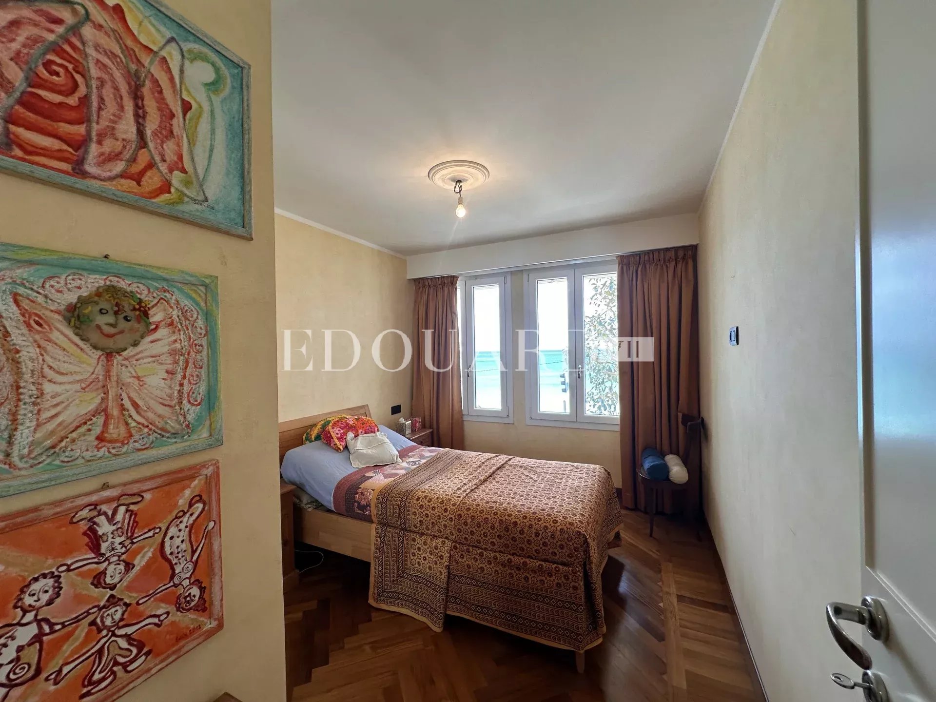 Dans résidence de luxe, deux pièces avec grande terrasse, belle vue mer, cave et parking en sous-sol