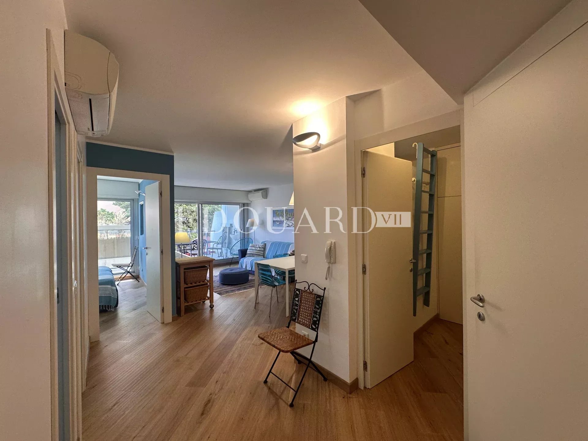 En exclusivité trois pièces en excellent état avec grande terrasse, vue mer et parking, face aux Sablettes