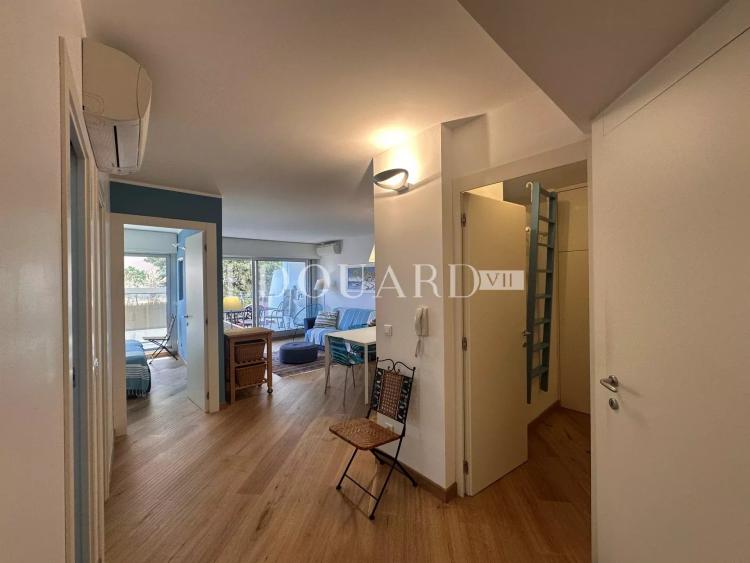 En exclusivité trois pièces en excellent état avec grande terrasse, vue mer et parking, face aux Sablettes