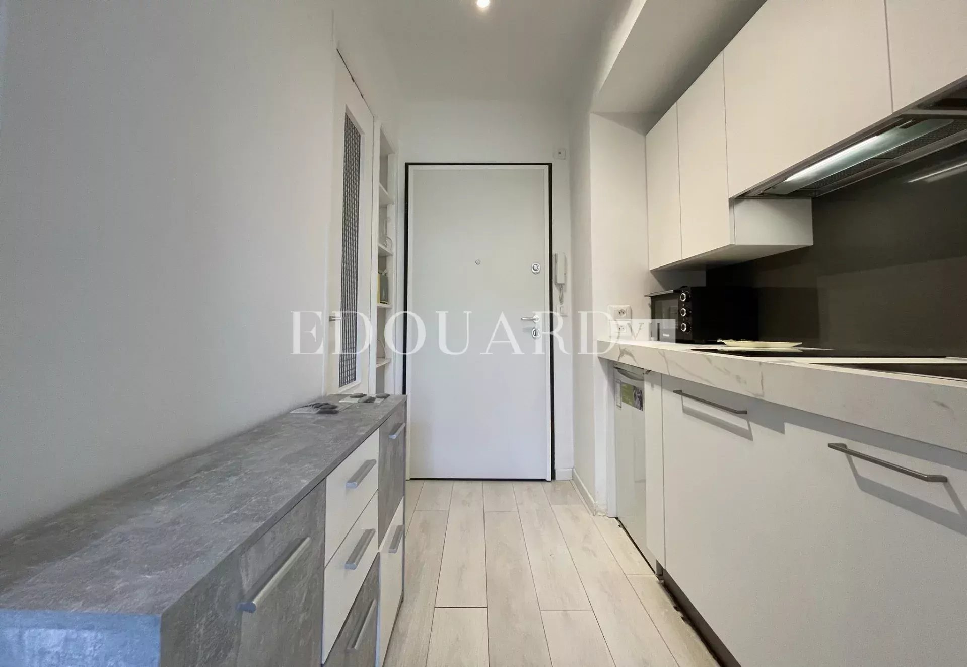 En exclusivité studio avec échappée mer, dans magnifique immeuble bourgeois en plein centre de Menton
