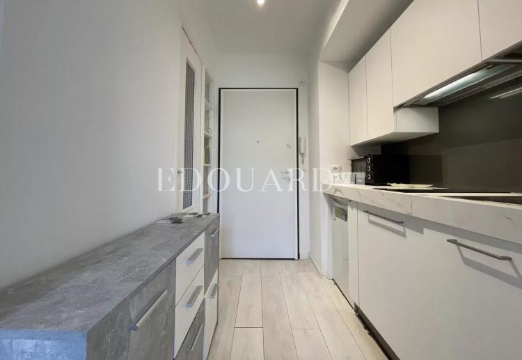 En exclusivité studio avec échappée mer, dans magnifique immeuble bourgeois en plein centre de Menton